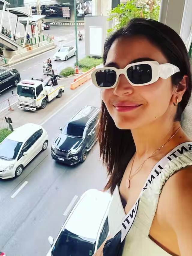 बैंकॉक की सड़कों पर सेल्फी लेती नजर आईं अनुष्का शर्मा