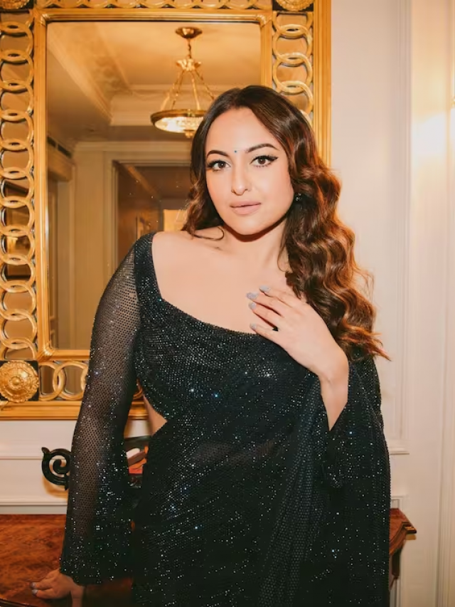 ब्लैक रिवीलिंग साड़ी में सोनाक्षी सिन्हा ने दिखाया ग्लैम लुक