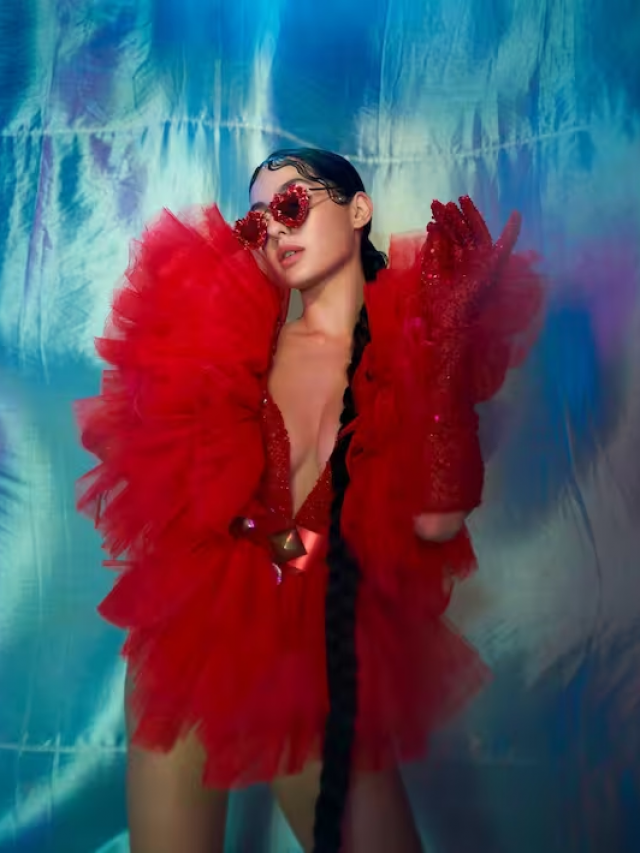 नोरा फतेही ने रेड कलर की डीपनेक शॉर्ट ड्रेस में बिखेरा ऐसा जलवा