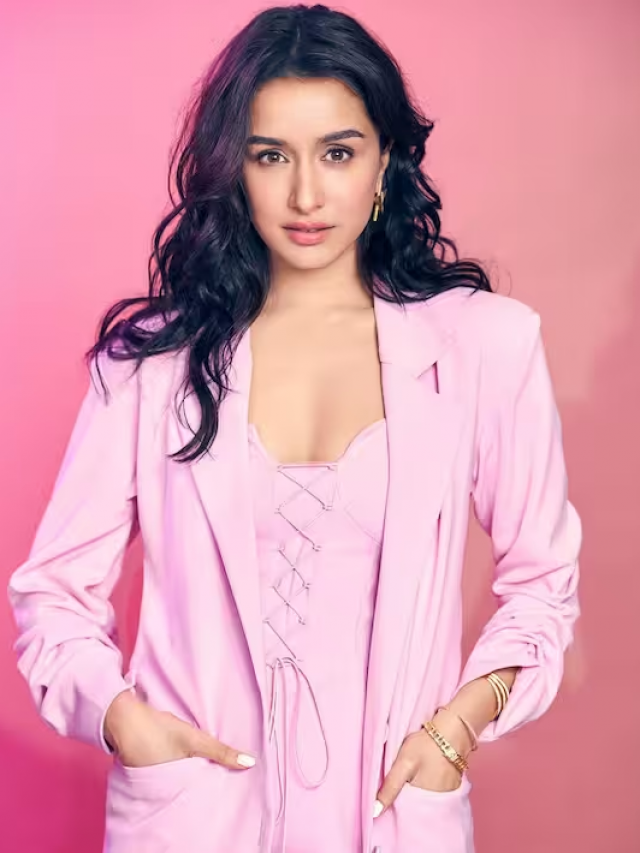 पिंक कलर की शॉर्ट ड्रेस में श्रद्धा कपूर का गॉर्जियस लुक