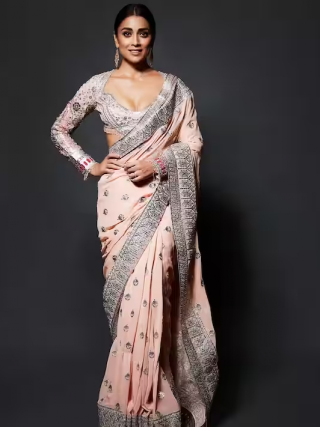 साड़ी में हॉट दिखने के लिए श्रिया सरन के इन लुक्स पर डालें एक नजर