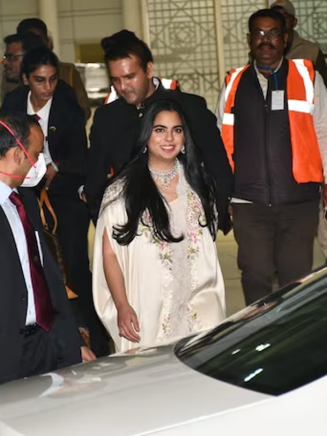 दोस्त कियारा की शादी में पहुंची मुकेश अंबानी की बेटी ईशा अंबानी