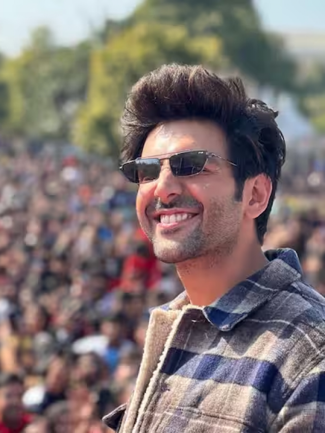 दिल्ली में बॉलीवुड के ‘शहजादे’ पर फैंस ने लुटाया बेशुमार प्यार