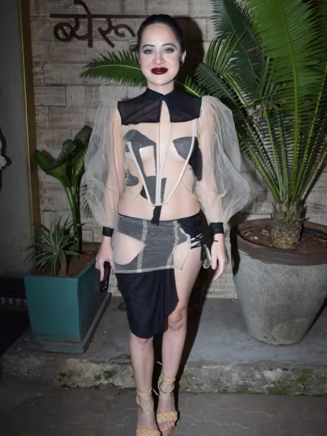 बहन की बर्थडे पार्टी में ट्रांसपेरेंट ड्रेस पहनकर पहुंची उर्फी जावेद