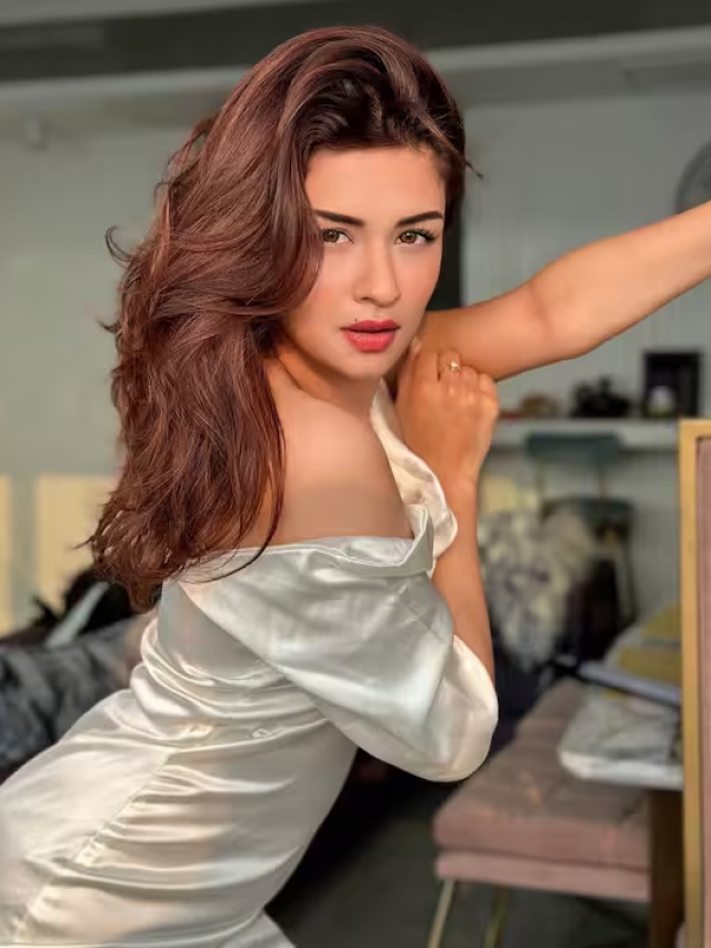 ऐसे-ऐसे पोज देने लगी ये हसीना कि ठंड में भी बढ़ गया पारा