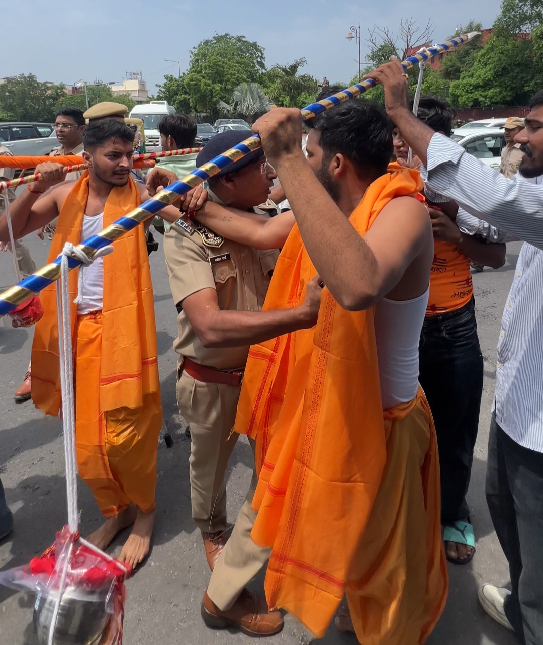 कांवड़ लेकर पहुंचे छात्र