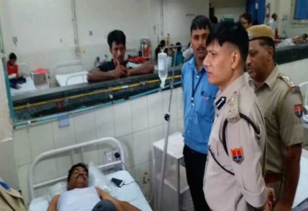 बेलगाम रफ्तार में कार चालक ने ट्रेफिक सिग्नल तोड़ा, फिर नाकाबंदी कर रहे कांस्टेबल को टक्कर मार भागा