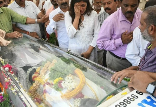 फाउंडर सिद्धार्थ का अंतिम संस्कार पैतृक गांव में हुआ, श्रद्धांजलि देने पहुंचे कर्नाटक के पूर्व सीएम