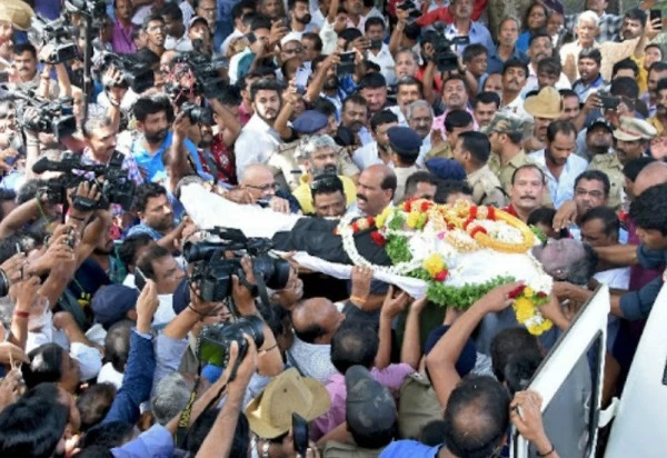 फाउंडर सिद्धार्थ का अंतिम संस्कार पैतृक गांव में हुआ, श्रद्धांजलि देने पहुंचे कर्नाटक के पूर्व सीएम
