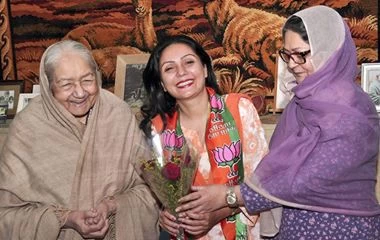 विधायक सिद्धि कुमारी ने ​बहिन महिमा समेत दिया मां महारानी पदमा कुमारी की अंतिम यात्रा को कंधा, मुखाग्नि भी दी