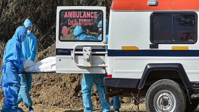 बीते 24 घंटों में कोरोना ने ली 1241 लोगों की जान, 67 हजार नए मरीज, संक्रमण दर में गिरावट