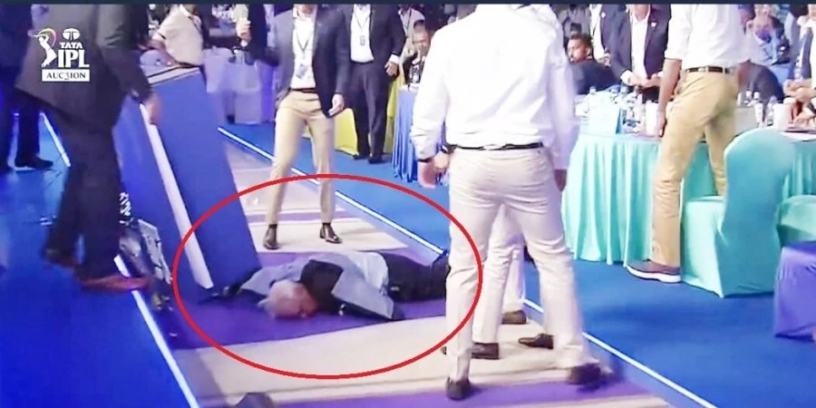 Auctioneer Hugh Adams suddenly fainted on stage, a major accident happened