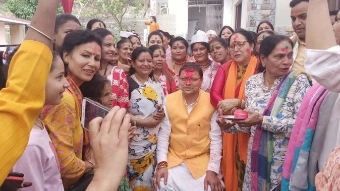 कार्यवाहक मुख्यमंत्री पुष्कर सिंह धामी ने कैंची धाम पहुंचकर खेली होली, आज पहुंचेंगे देहरादून