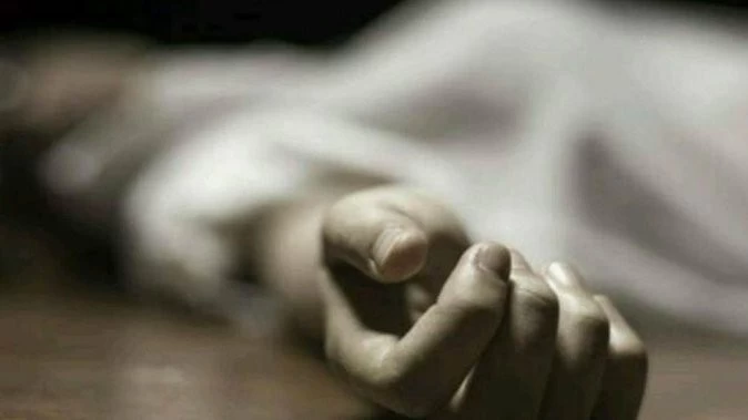 Threatened to die to girlfriend in a video call by putting a noose around her neck, left her mobile and then...