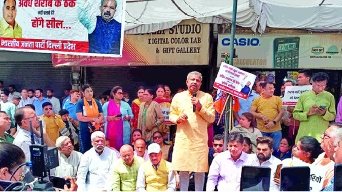 BJP seals liquor shops in 14 districts, burns CM Kejriwal's effigy