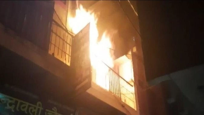 Fierce fire in clothes shop due to short circuit, goods worth lakhs of rupees burnt to ashes