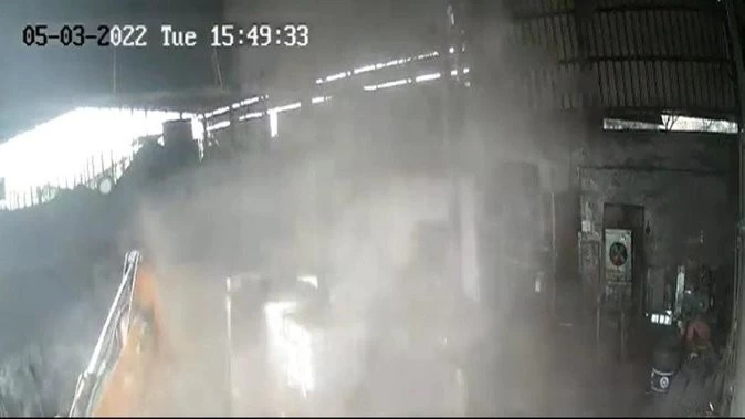 Heavy explosion while filling air in the wheel of bulldozer, painful death of two people