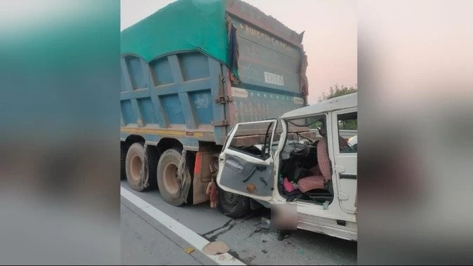 Car collided with dumper in jewelry, 5 of same family killed, two injured in horrific accident