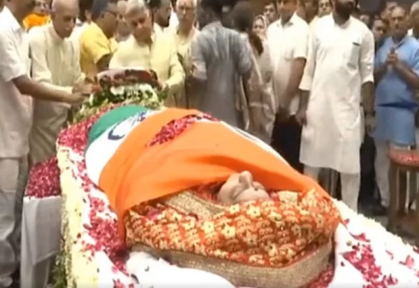 अंतिम विदाई सुषमा स्वराज का अंतिम संस्कार थोड़ी देर में, मोदी-शाह समेत कई नेता शवदाह गृह में मौजूद