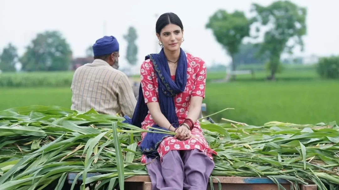 हरियाणवी कुर्ती, सलवार और दुपट्टे में भोली-भाली धन्नो देवी के लुक में मेधा राणा