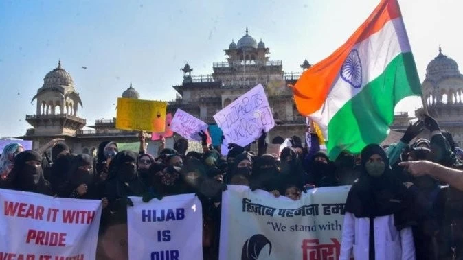 Educational institutes open in Karnataka, not allowed in burqa, stirring up PFI posters