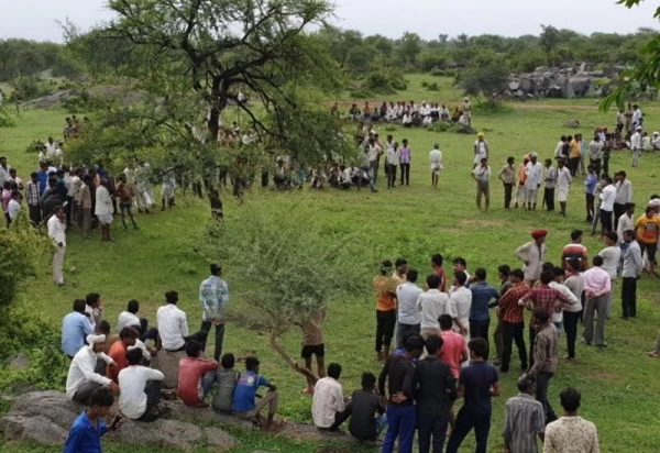 रात को लड़का फोन कर बोला- आपका दामाद बोल रहा हूं; सुबह बेटी के साथ पेड़ पर लटका मिला