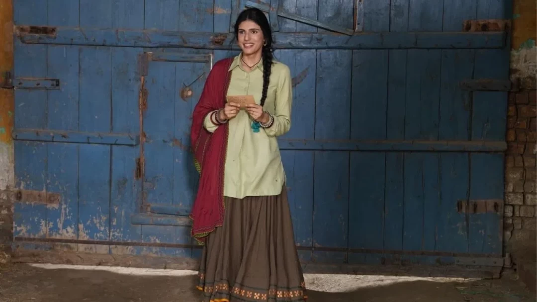 फौजी की पत्नी धन्नो देवी के किरदार में दामन-कुर्ती पहने मेधा राणा का सादा अंदाज
