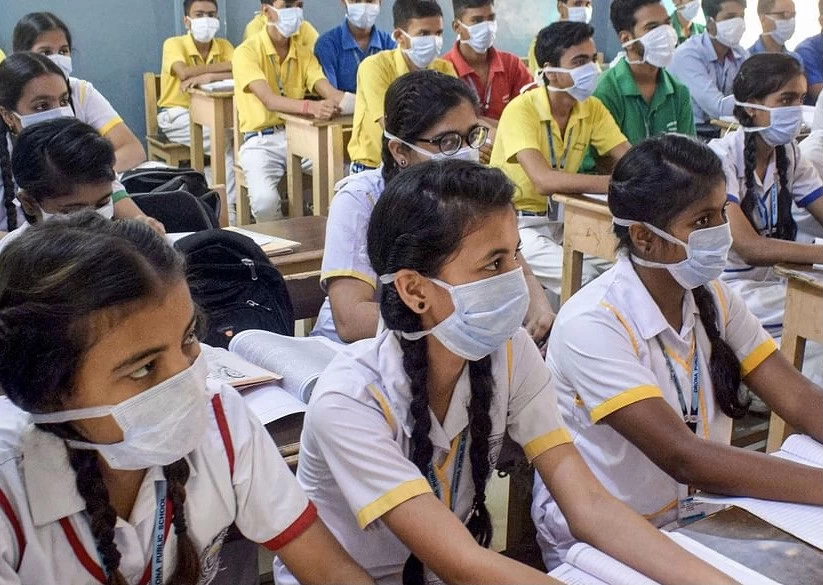 दिल्ली में स्कूल 10वीं और 12वीं कक्षा के लिए सोमवार से आंशिक रूप से फिर से खुलेंगे।