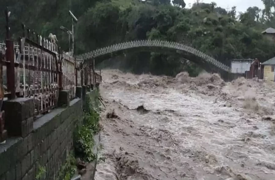 हिमाचल प्रदेश में बाढ़ से नौ लोगों की मौत, 10 लापता