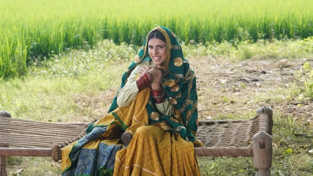 हरियाणा की गांव की महिला जैसा ट्रेडिशनल लुक, दामन-कुर्ती में मेधा राणा की सादगी