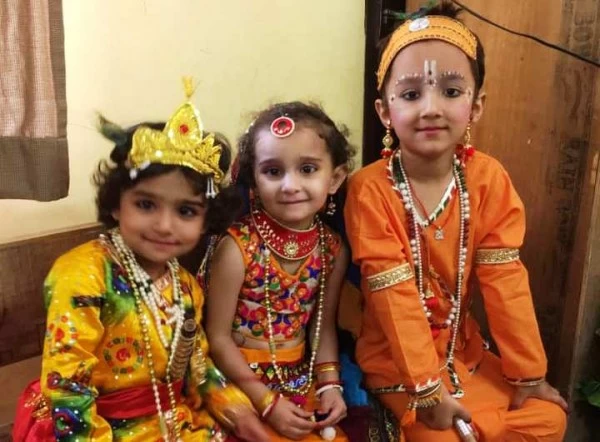 जन्माष्टमी : बीटल्स स्कूल खातीपुरा में कृष्ण और राधा बनकर आए नन्हे