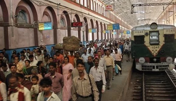 कोलकाता के उपनगरों में लोकल ट्रेनों को फिर से शुरू करने के लिए टीकाकरण प्रक्रिया में तेजी लाई जाएगी।