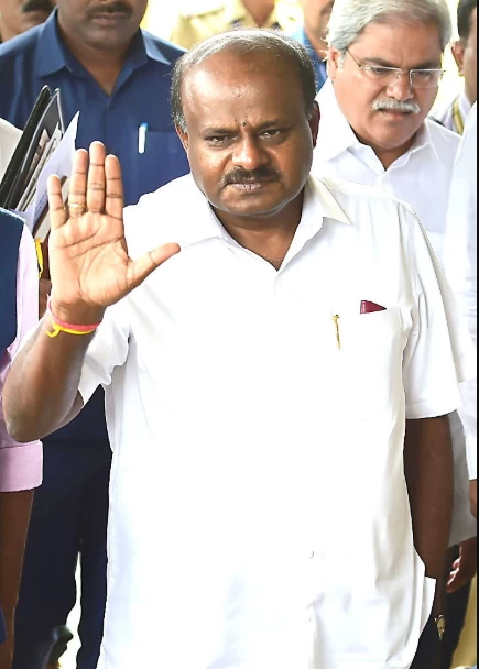 नाटक जारी, सदन टला: फ्लोर टेस्ट आज नहीं, गवर्नर ने कुमारस्वामी से कहा- कल दोपहर 1.30 तक बहुमत साबित 