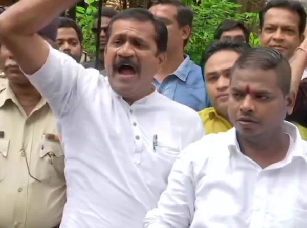 कांग्रेस के 2 और विधायकों का इस्तीफा; बागियों से मिलने पहुंचे डीके शिवकुमार हिरासत में
