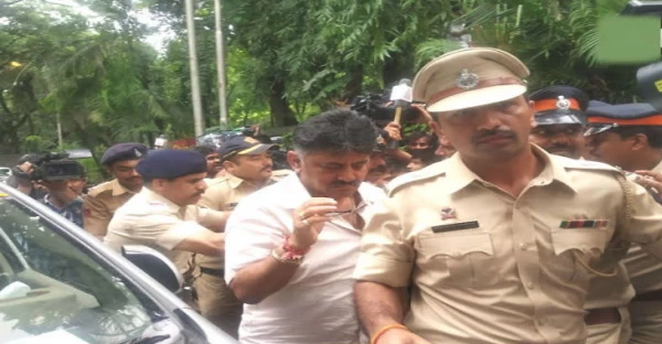 कांग्रेस के 2 और विधायकों का इस्तीफा; बागियों से मिलने पहुंचे डीके शिवकुमार हिरासत में