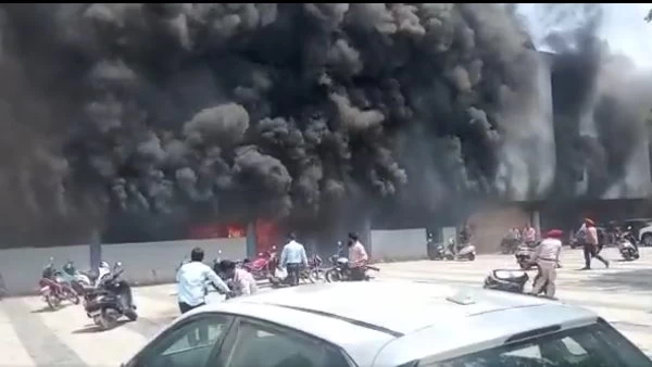 Massive fire in Guru Nanak Dev Hospital rescue of 650 patients from the hospital