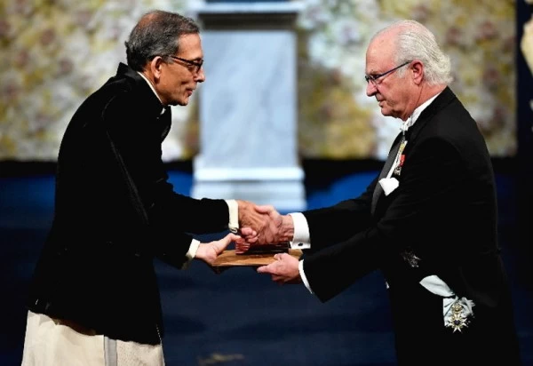 नोबेल पुरस्कार समारोह में अभिजीत बनर्जी ने पहनी धोती, साड़ी में नज़र आईं पत्नी एस्थर