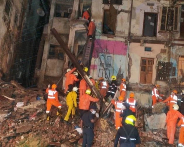 Building collapses in Delhis Sabzi Mandi area many feared trapped under debris