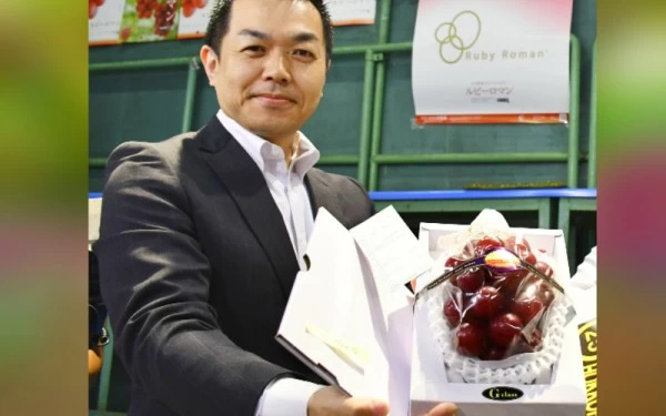 लाल अंगूर का एक गुच्छा 7.5 लाख रुपए में बिका, एक अंगूर का वजन है 20 ग्राम