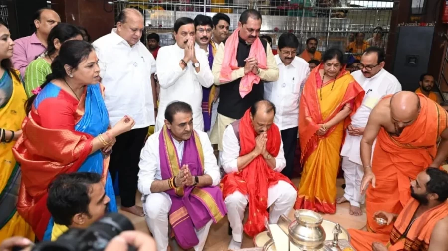 अजित पवार रंगे अब हिंदुत्व के रंग में, मंत्रियों और विधायकों के साथ पहुंचे सिद्धिविनायक