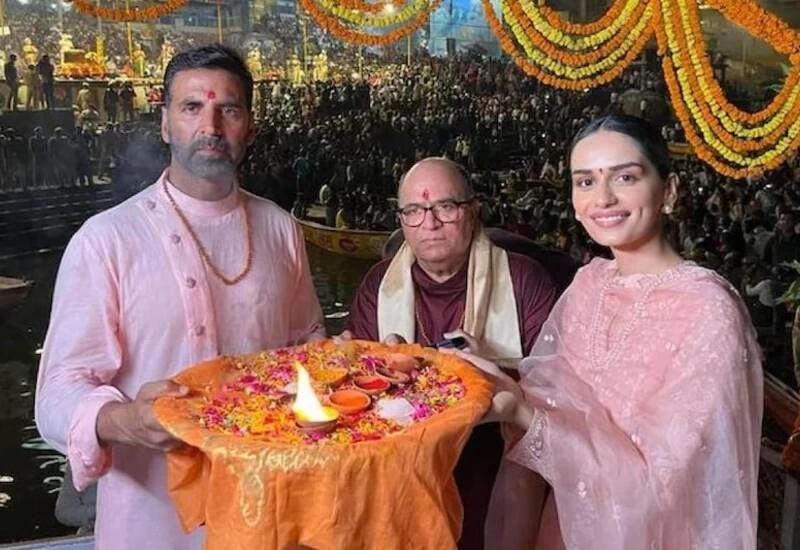 Khiladi Kumar performed Ganga Puja after reaching Varanasi for the success of his film.