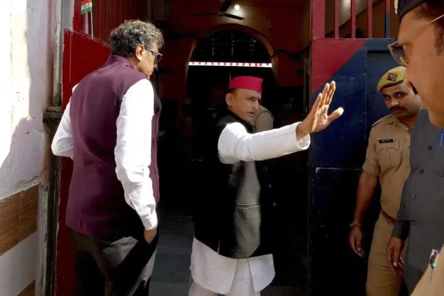 बड़ा राजनीतिक धमाका, रामपुर जेल में आजम खान से मिले अखिलेश यादव, बोले- करप्ट अफसरों को बनाया जा रहा हथियार