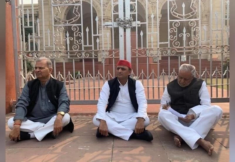 Akhilesh sits on 'dharna' to protest Unnao case, to conduct 'shokh sabha'
