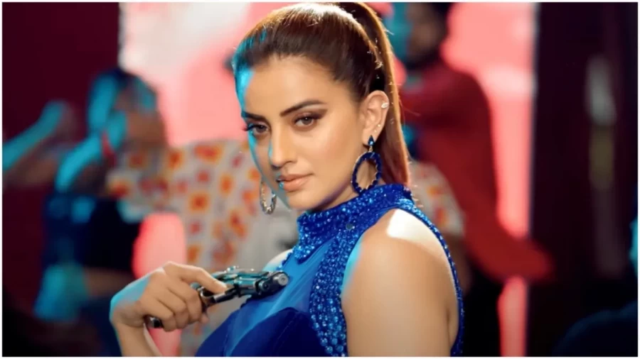 Akshara Singh created a stir with a gun in her hand, cruel gestures and killer eyes