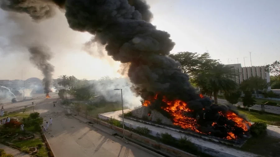 Pakistan burning on Imran, school-college-internet closed, see big updates so far