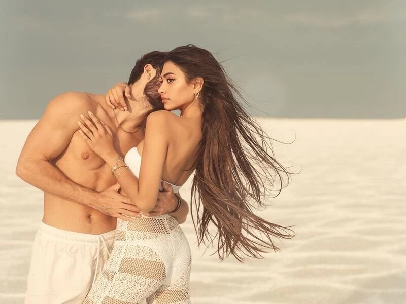 Alanna Panday ने बॉयफ्रेंड के साथ किया Kiss, खुद शेयर की फोटो