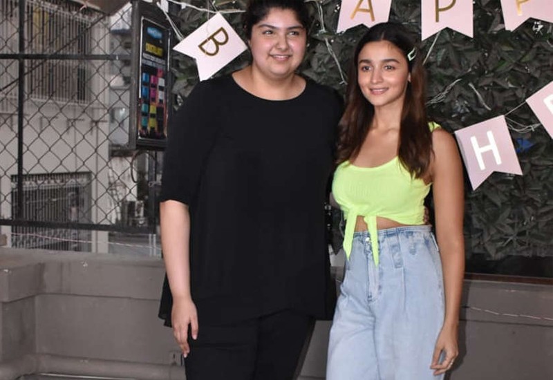 आलिया ने किया केक बेक