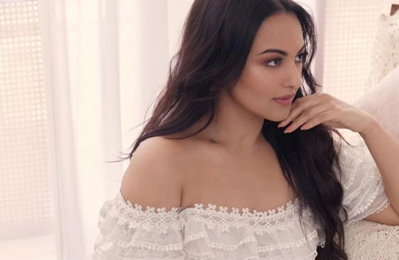 सोनाक्षी सिन्हा ने व्हाइट आउटफिट में कराया हॉट फोटोशूट, देखे फोटो