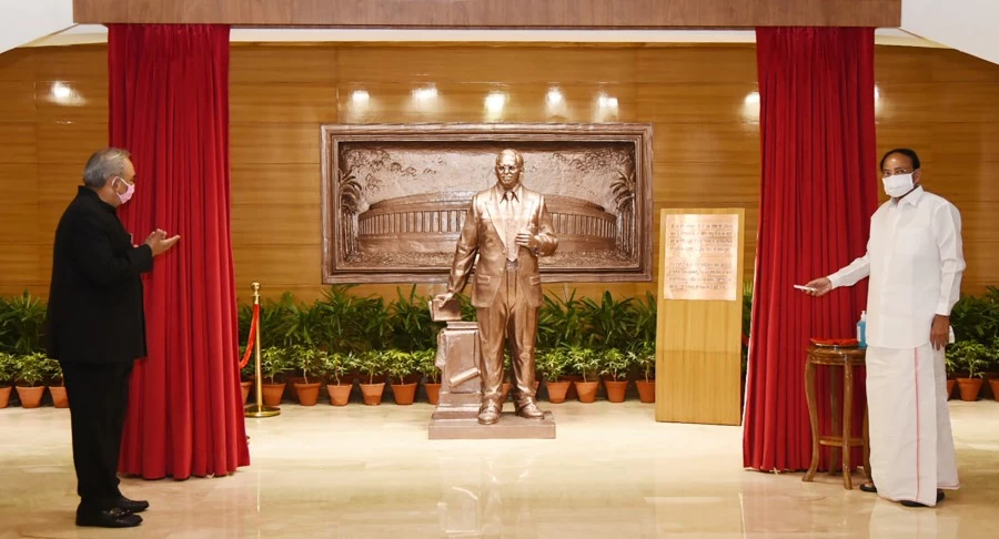 Vice President Unveils the statue of Babasaheb Dr. B R Ambedkar at premises of office of the Comptroller and Auditor General 