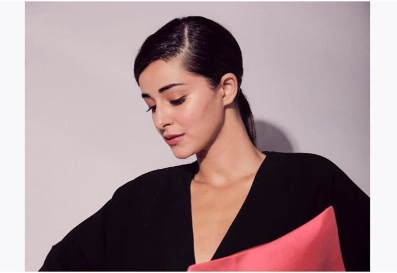 शाइन चिक्स और पिंक लिप्स में अनन्या